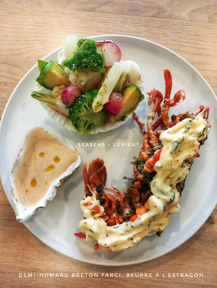 Plats de fruits de mer avec homard breton, beurre à l'estragon et légumes croquants, servis par SeaSens, traiteur à Lorient, spécialiste en cuisine marine et événementiel.